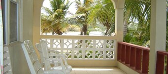 Amazing 2BR Apt. in Sandy Ground 30 ft. from Beach, Boats & Hottest Beach Bar.