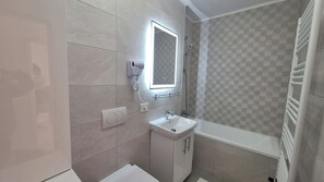 Sèche-cheveux, serviettes fournies