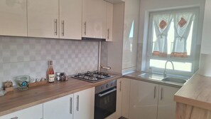 冷蔵庫、オーブン、コンロ、コーヒー / ティーメーカー