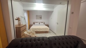 1 dormitorio, tabla de planchar con plancha, wifi y ropa de cama