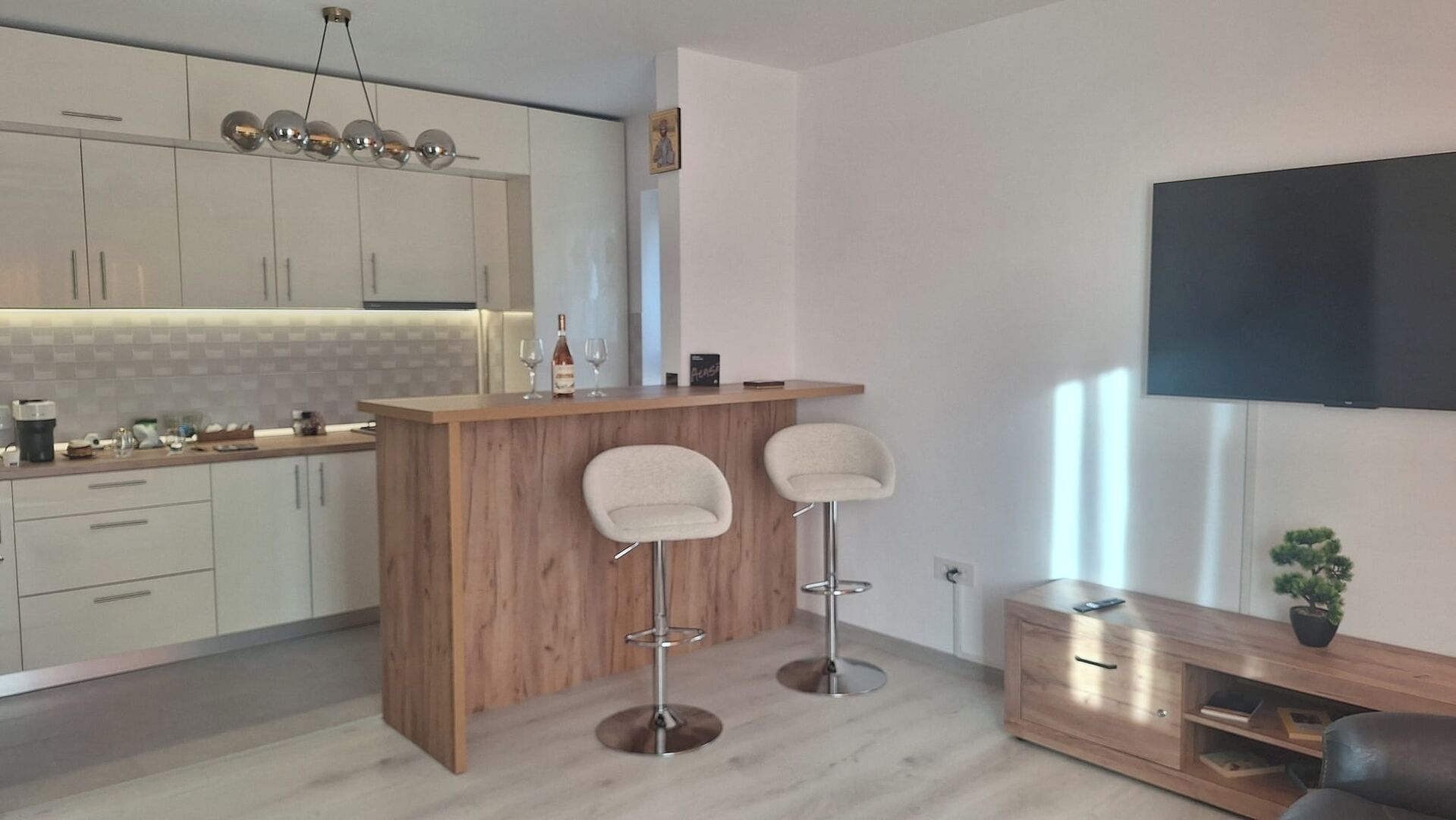 Frigorífico, horno, placa de cocina y cafetera o tetera