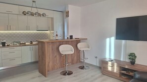 Frigorífico, horno, placa de cocina y cafetera o tetera