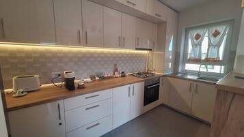 Fridge, oven, stovetop, coffee/tea maker