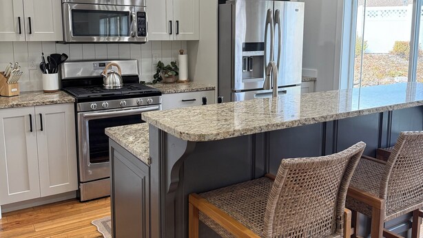 Private kitchen - Spacious retreat, sleeps 18 guests comfortably, theater and game room  (Smithfield)