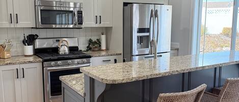 Refrigerador, microondas, horno y parrilla de estufa