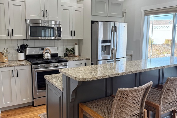 Kjøleskap, mikrobølgeovn, ovn og kokeplater