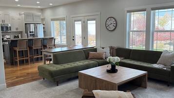 Smart TV, chimenea, futbolito