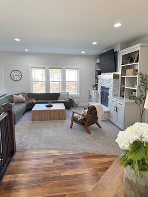 TV connectée, cheminée, baby-foot