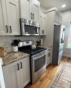 Geladeira, micro-ondas, fogão, cooktop