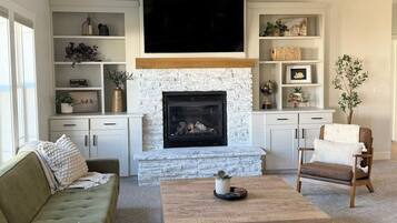 Smart TV, chimenea y futbolito