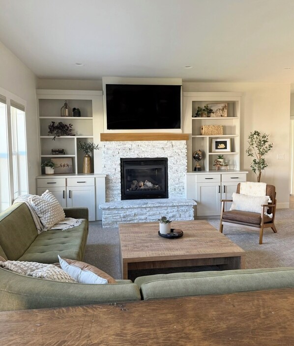 Smart TV, fireplace, table football