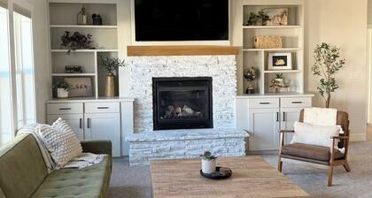 Spacious retreat, sleeps 18 guests comfortably, theater and game room