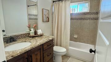 Ducha, secador de pelo, toallas, jabón