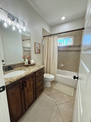 Ducha, secador de pelo, toallas, jabón