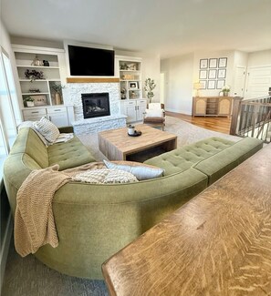 スマートテレビ、暖炉、テーブルサッカー台