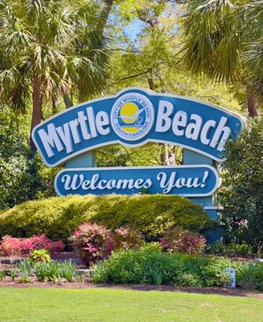 Un panneau indiquant l’entrée de Myrtle Beach, avec un message d’accueil.