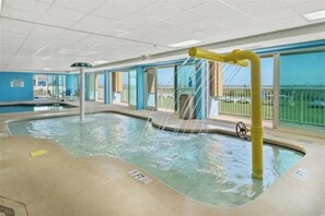 Una piscina techada, una piscina al aire libre