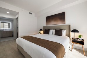 3 bedrooms, desk, iron/ironing board, travel cot - Panoramic Views on High floor- Near Stadium- 3B 2B (North Miami)