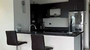 Kühlschrank, Mikrowelle, Herdplatte, Wasserkocher mit Kaffee-/Teezubehör