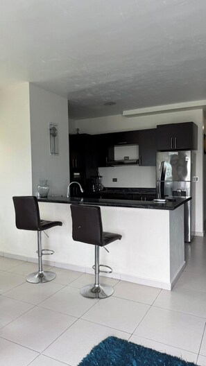 冷蔵庫、電子レンジ、コンロ、コーヒー / ティーメーカー