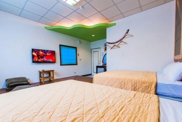 Une chambre d’hôtel avec deux lits, une télévision, une petite table et une porte.