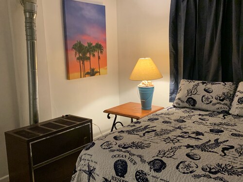 Beach Side Studio #2 - Pet Friendly, WiFi, Off-Street Parking, Large Smart TV