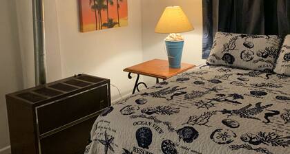 Beach Side Studio #2 - Pet Friendly, WiFi, Off-Street Parking, Large Smart TV