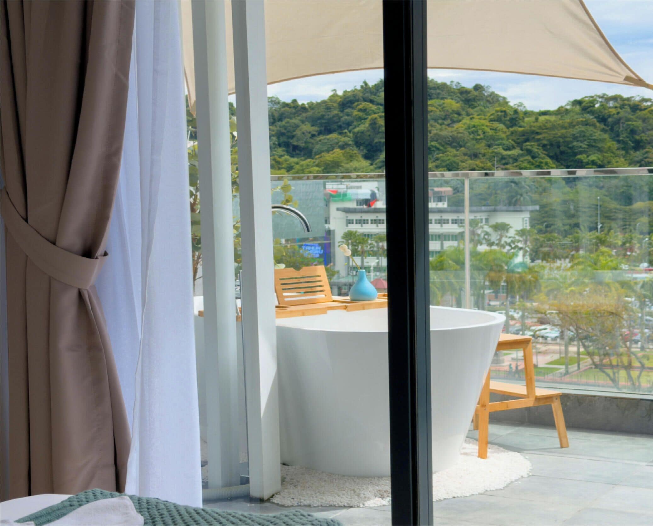 Signature One Bedroom Bathtub Suite | City view