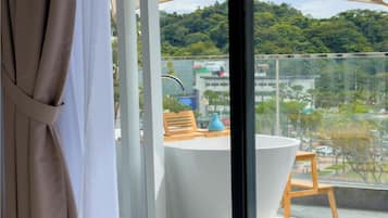 Signature One Bedroom Bathtub Suite | City view