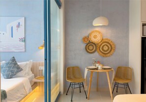 Signature One Bedroom Bathtub Suite | In-room dining - The Shore Kota Kinabalu by Five Senses (Kota Kinabalu)