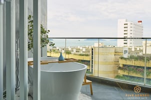 Presidential One Bedroom Bathtub Suite | Balcony
