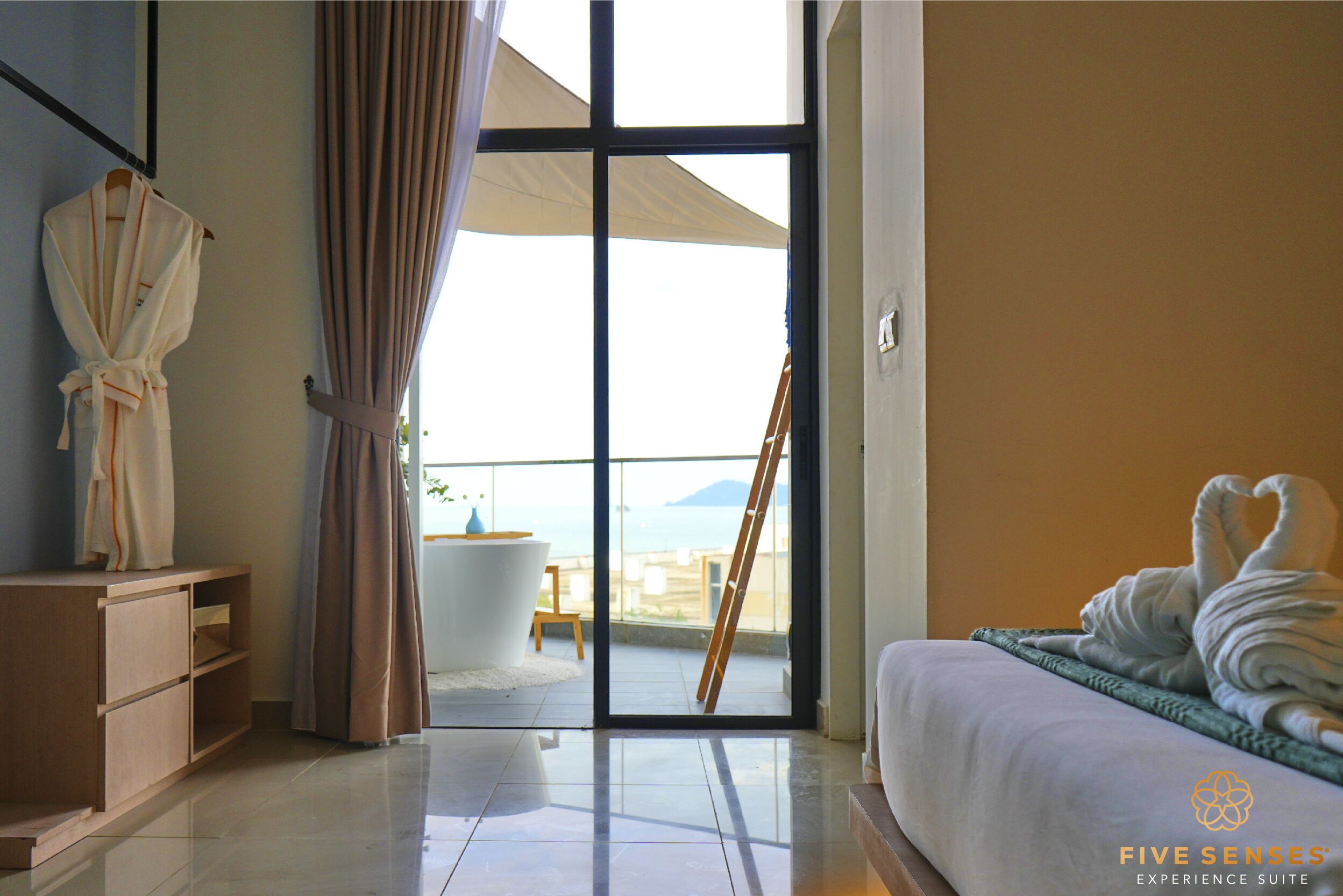 Presidential One Bedroom Bathtub Suite | City view