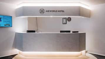 Un mostrador de recepción con diseño moderno, un logotipo y una pantalla digital.
