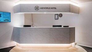 A reception desk at the MEWORLD HOTEL with a modern design and a digital display on the wall. - Meworld Hotel-Sanchong (New Taipei City)