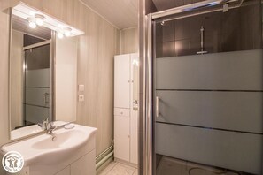 Shower - Gîte Hortensia - BESSE ET SAINT ANASTAISE (BESSE ET SAINT ANASTAISE)