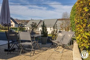 Outdoor dining - Gîte Hortensia - BESSE ET SAINT ANASTAISE (BESSE ET SAINT ANASTAISE)