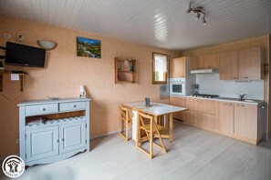 Fridge, microwave, oven, dishwasher - Gîte Hortensia - BESSE ET SAINT ANASTAISE (BESSE ET SAINT ANASTAISE)