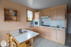 Een koelkast, een magnetron, een oven, een vaatwasser