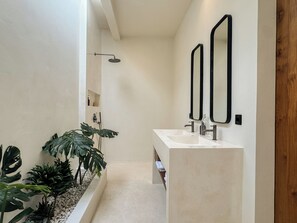 Shower, hair dryer, towels, soap - Okeanos Boutique Hotel Ungasan Uluwatu (Ungasan)