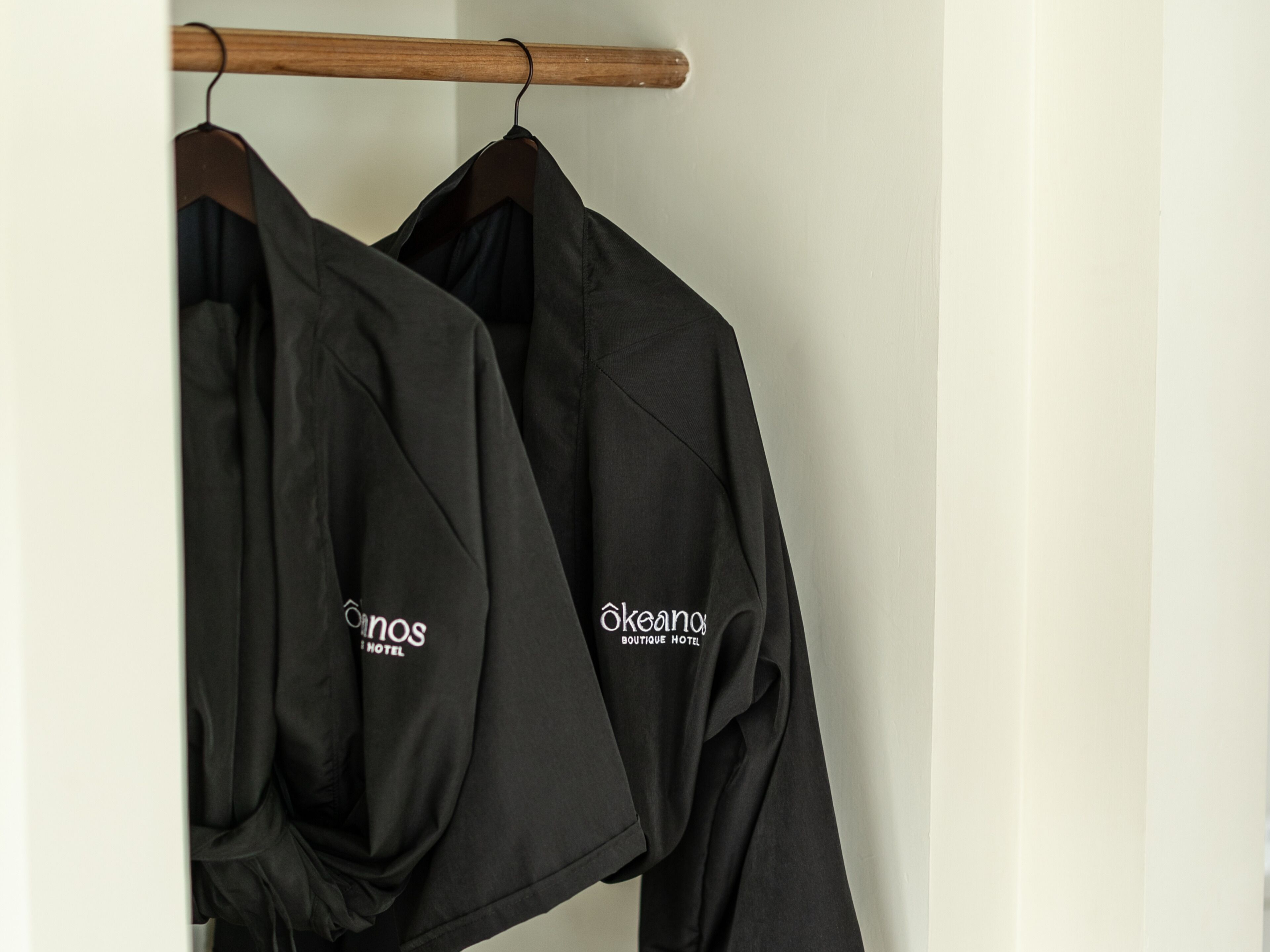 Tallelokero huoneessa, kannettavalle tietokoneelle sopiva työtila