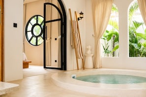 Luxury-Suite, 1 King-Bett, Whirlpool | Terrasse/Patio