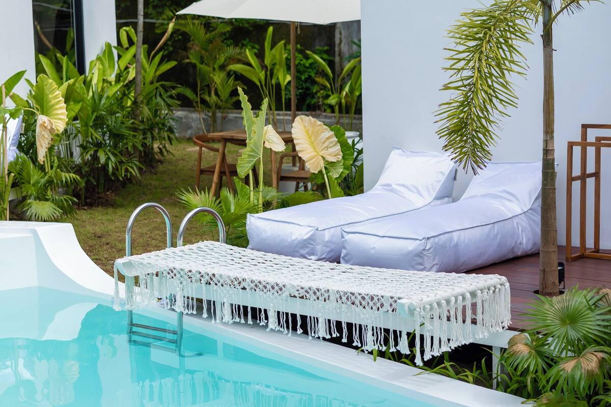 In-room safe, laptop workspace, blackout drapes, iron/ironing board