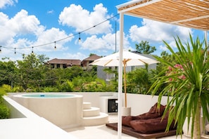 Apartamento superluxo, 1 cama King, banheira de imersão, vista para a piscina | Terraço/pátio