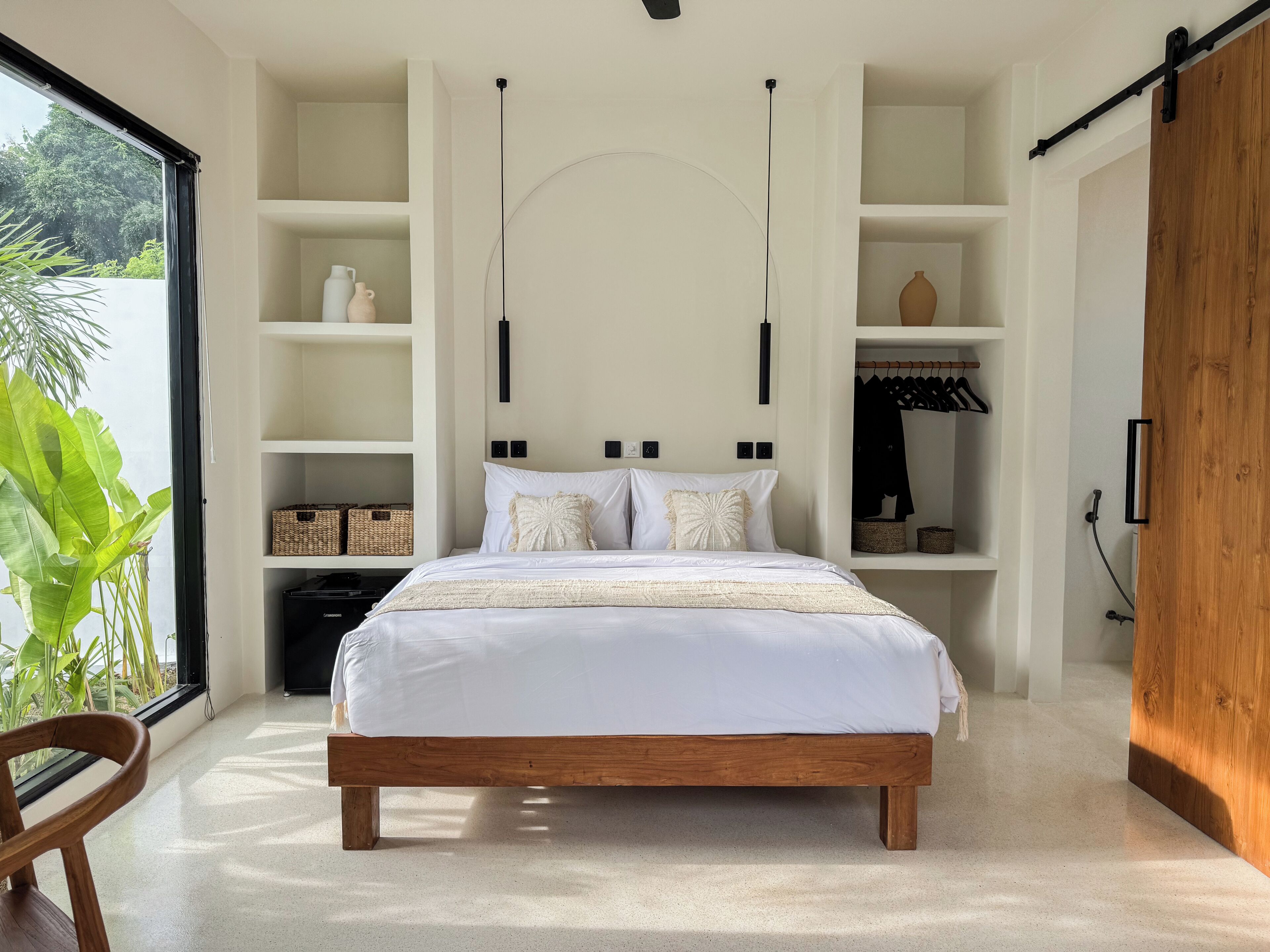 Kahden hengen deluxe-huone, näköala uima-altaalle | Tallelokero huoneessa, kannettavalle tietokoneelle sopiva työtila