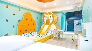 A children's play area with a slide, ball pit, and a lion-themed design. - Toyfun Hotel (Yilan)