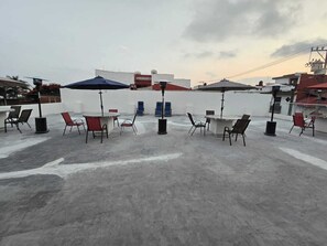 Outdoor dining - Your perfect stay awaits you in the heart of Uruapan! Olivier Suites & Lofts (Uruapan)