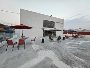 屋外ダイニングエリア