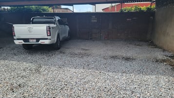 Un camionnette blanche était garée sur une allée gravillonnée.