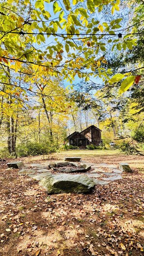 Property grounds - Luxe VT Summer Retreat: Sauna + Swimming Hole + Tiny House. Ideal for long Stays (Newfane)