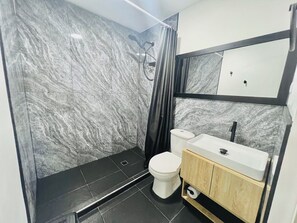 Shower, towels, soap, toilet paper - Picasso Escape; Close to Parque de los Novios. (Santa Marta)